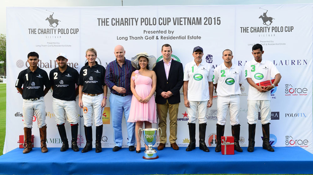 Charity Polo Cup lần đầu diễn ra ở Việt Nam Thu-Minh,-hoang-tu-Peter-Philips---chau-trai-truong-cua-nu-hoang-Anh-Elizabeth-II-va-cac-thanh-vien-doi-polo-hoang-gia-Thai-Lan-va-Brunei..jpg