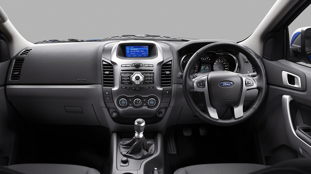 Ford Ranger 2015 có gì mới so với phiên bản cũ? Táp lô 2.jpg