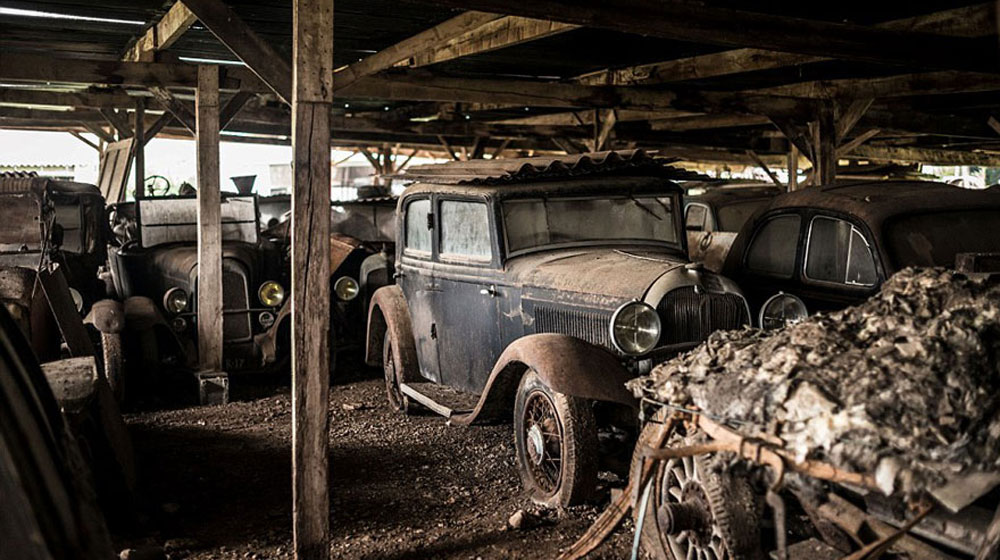 Ảnh kho xe cổ trị giá gần 30 triệu USD tại Pháp treasure-vintage-old-classic-cars-retromobile-france-roger-baillon-71.jpg