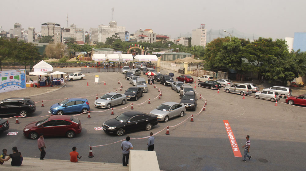 Đi xe sang, cần có phong thái thế nào? 03_Canh-dong-xe.jpg