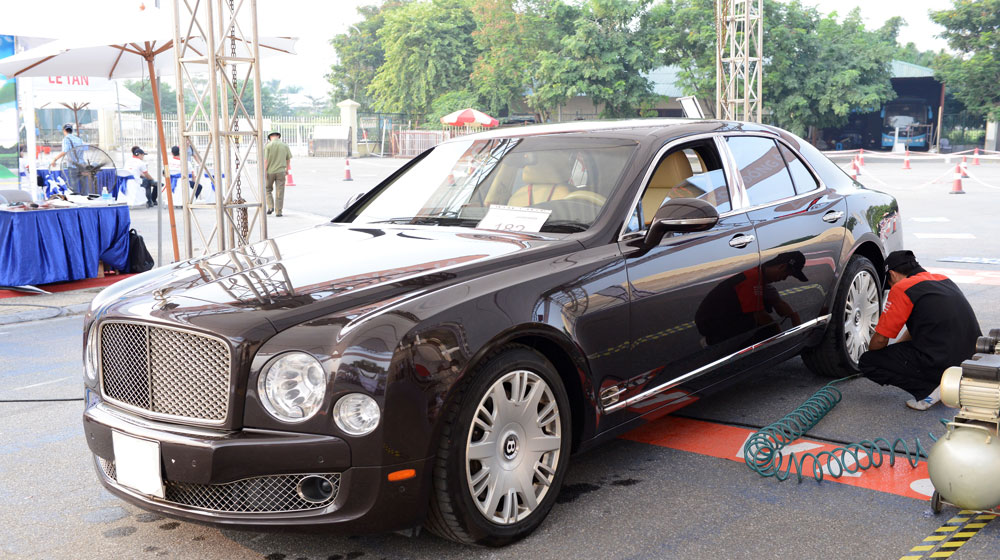 Đi xe sang, cần có phong thái thế nào? 04_Cham-soc-xe_Bridgestone_3.jpg