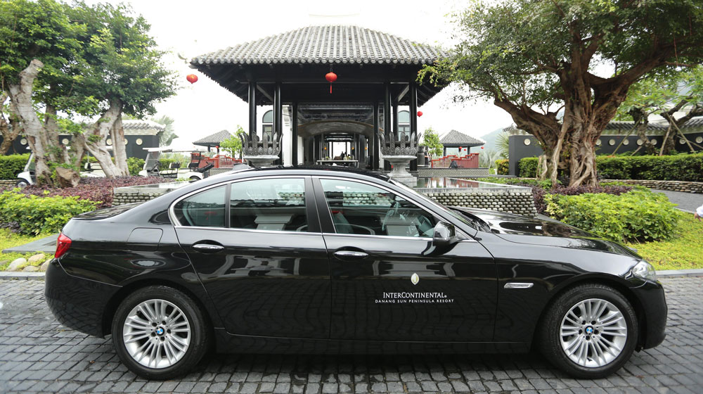 Euro Auto bàn giao BMW Series 5 cho Khu nghỉ dưỡng 5 sao tại Đà Nẵng BMW giao xe.jpg