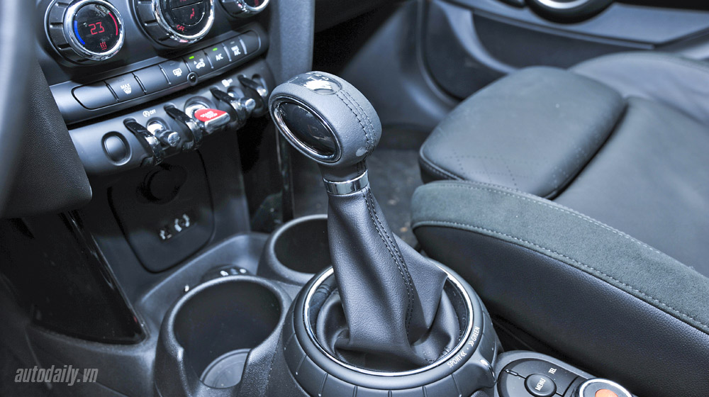 Ảnh chi tiết nội thất MINI Cooper S 2015 Mini Cooper S 2015 (37).jpg