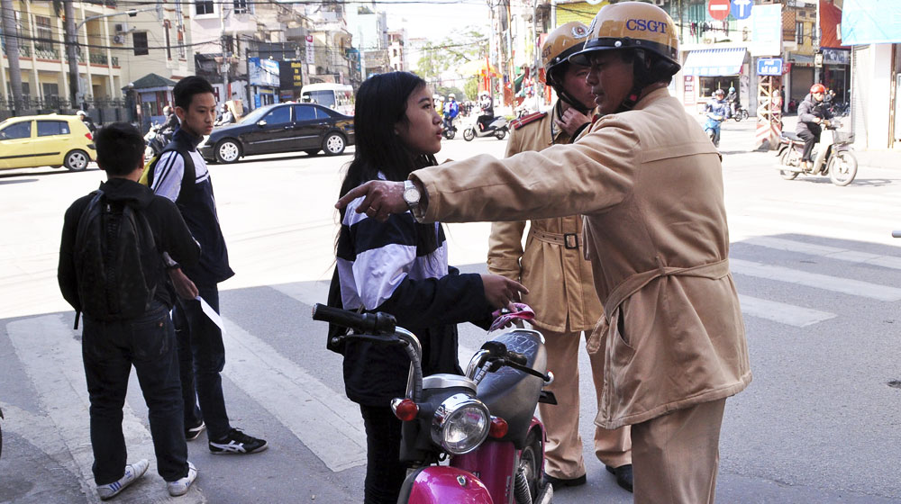 Từ 10/4, đi xe điện phải đội mũ bảo hiểm hoc-sinh-xedapdien.jpg