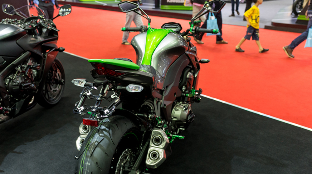 Ngắm Kawasaki Z1000 tông xuyệt tông cùng đồ chơi hàng hiệu kawasaki-z1000 (1).jpg