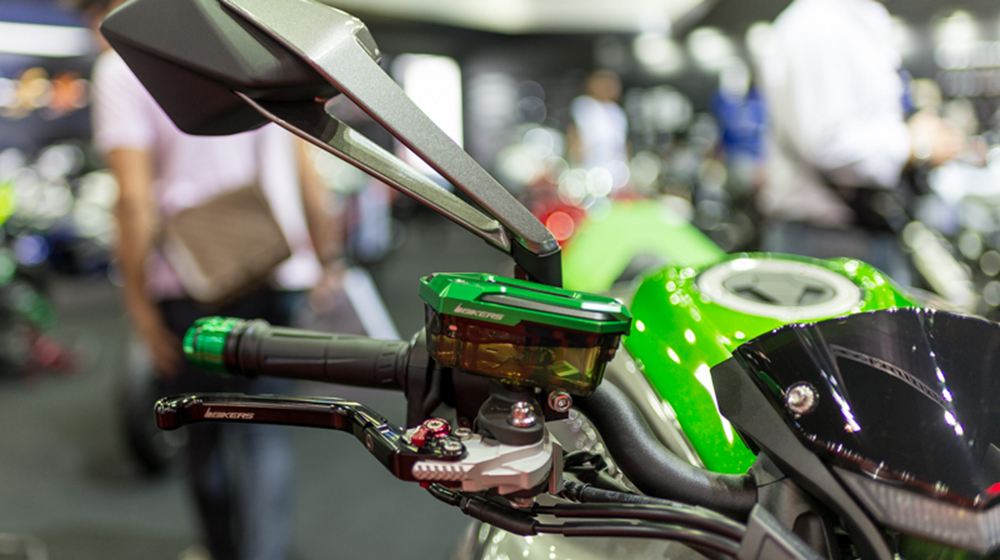 Ngắm Kawasaki Z1000 tông xuyệt tông cùng đồ chơi hàng hiệu kawasaki-z1000 (2).jpg