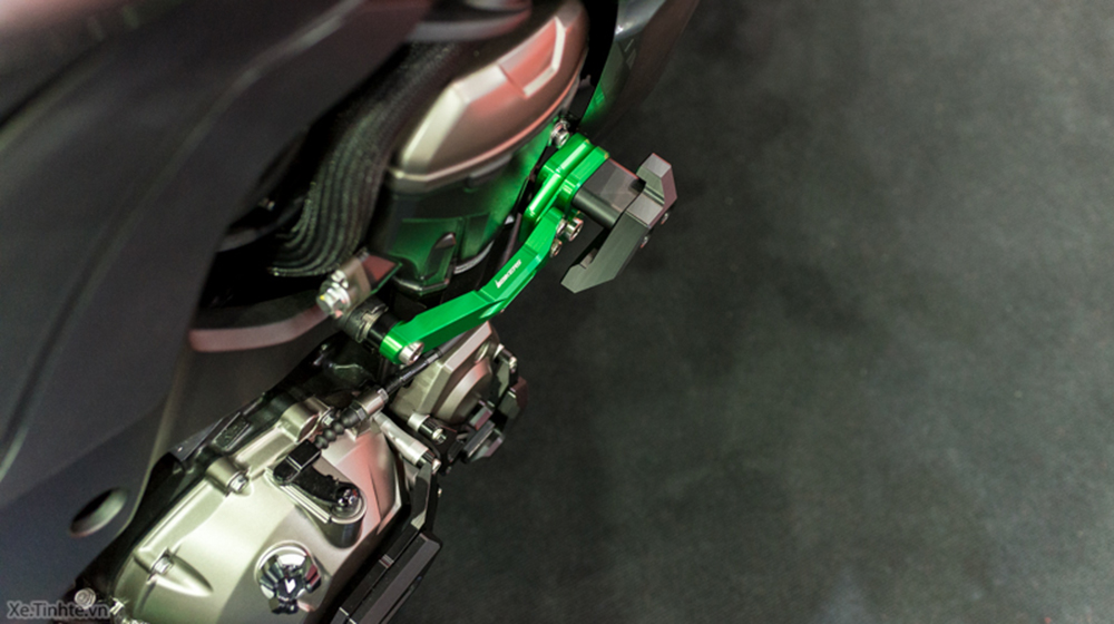 Ngắm Kawasaki Z1000 tông xuyệt tông cùng đồ chơi hàng hiệu kawasaki-z1000 (3).jpg