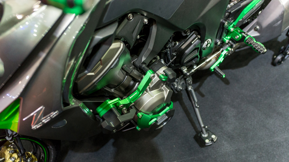 Ngắm Kawasaki Z1000 tông xuyệt tông cùng đồ chơi hàng hiệu kawasaki-z1000 (4).jpg