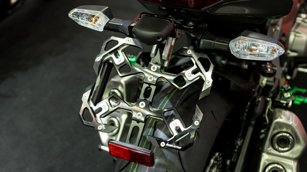 Ngắm Kawasaki Z1000 tông xuyệt tông cùng đồ chơi hàng hiệu kawasaki-z1000 (6).jpg