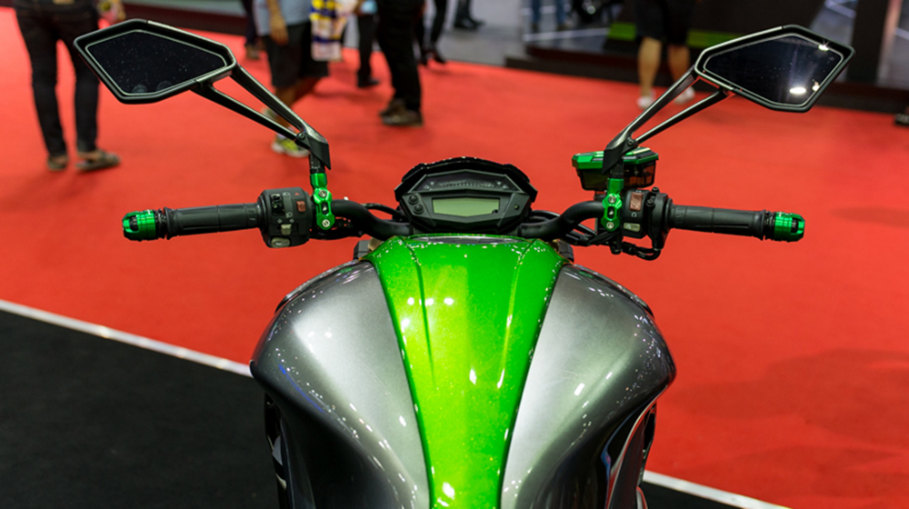 Ngắm Kawasaki Z1000 tông xuyệt tông cùng đồ chơi hàng hiệu kawasaki-z1000 (7).jpg