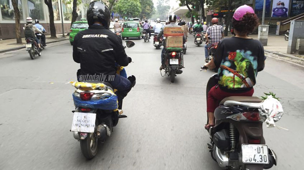 Xe Piaggio “mới tinh” xuất hiện trên đường phố Hà Nội Xe-Piaggio-moi-(2).jpg