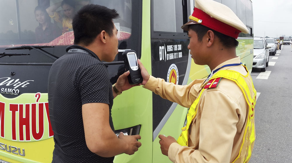 Chính thức rút đề xuất tịch thu xe CSGT-kiem-tra-nong-do-con-3a2ab.jpg