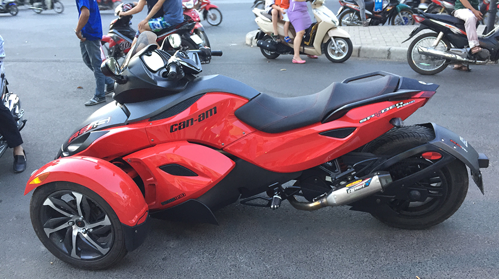 Dàn xế “khủng” trong lễ ra mắt “bom tấn” Fast & Furious 7 tại Sài Gòn Can-Am Spyder RSS.jpg