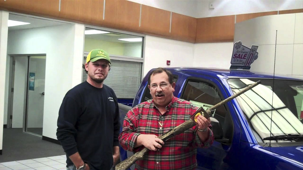 Khuyến mãi “độc”: mua ôtô được tặng súng mua-xe-tang-sung.jpg