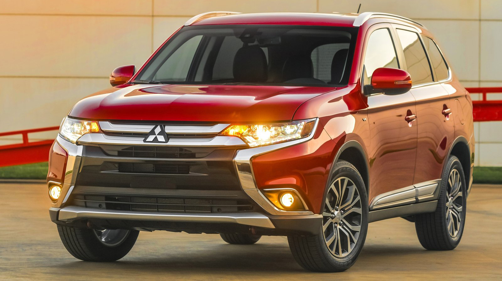 4 mẫu xe “nhấp nhổm” từ Mỹ về Việt Nam Mitsubishi-Outlander_2016.jpg