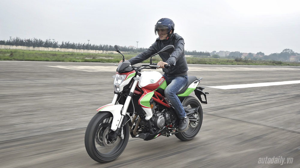 Cảm nhận môtô “giá mềm” Benelli BN302 Benelli BN302 (11).jpg