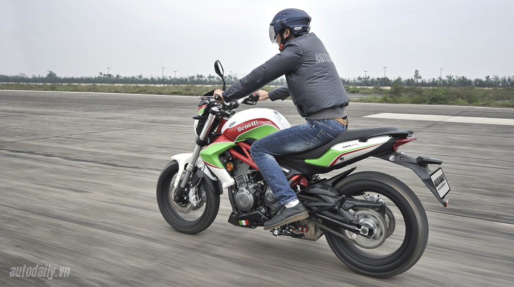 Cảm nhận môtô “giá mềm” Benelli BN302 Benelli BN302 (12).jpg