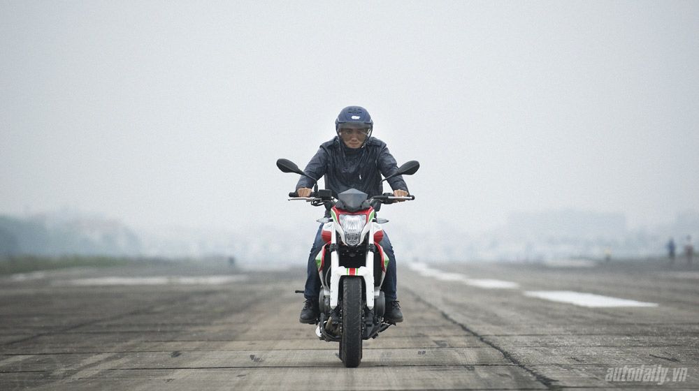 Cảm nhận môtô “giá mềm” Benelli BN302 Benelli BN302 (13).jpg