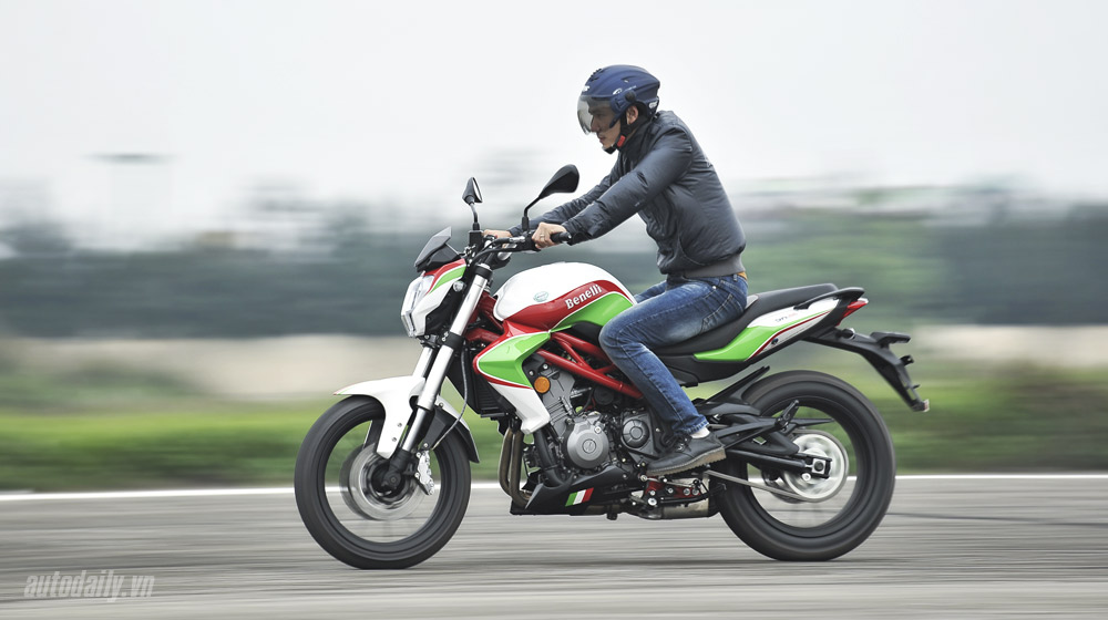 Cảm nhận môtô “giá mềm” Benelli BN302 Benelli BN302 (14).jpg