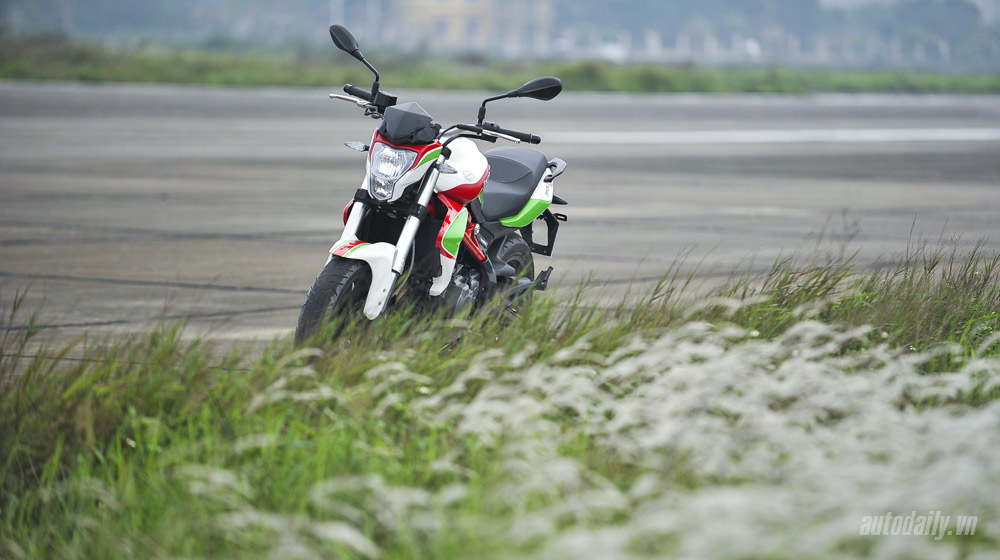 Cảm nhận môtô “giá mềm” Benelli BN302 Benelli BN302 (7).jpg