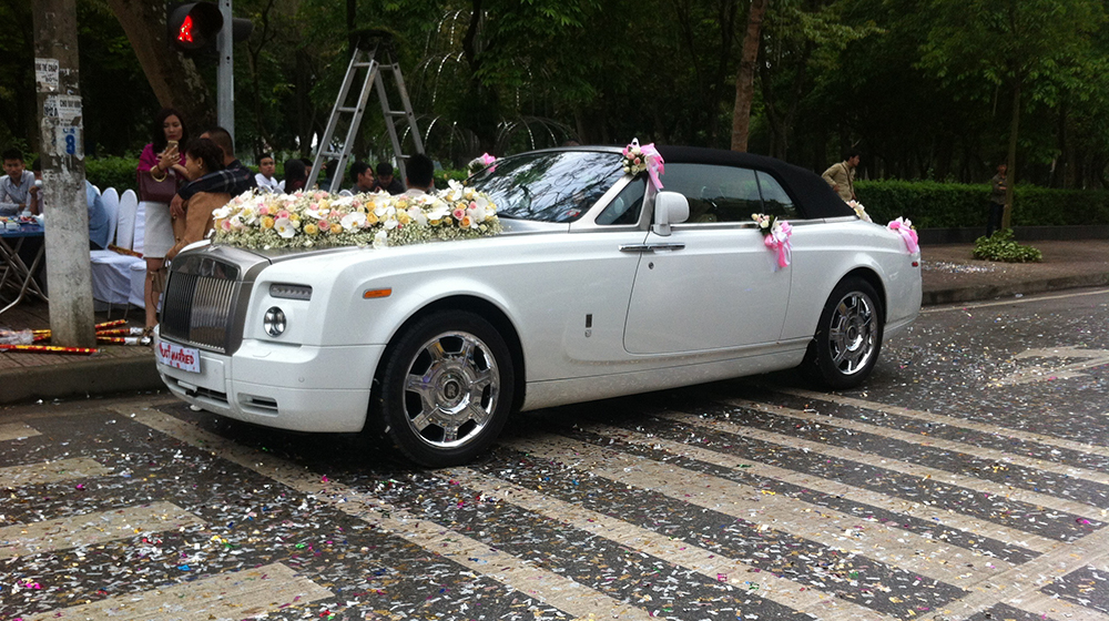 Đại gia Nam Định chơi trội với xe đón dâu 30 tỷ Rolls-Royce xe hoa (3).jpg