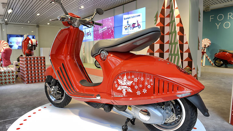 Ý nghĩa tên những chiếc xe máy Piaggio tại Việt Nam autodaily vespa 946 Chrismas Edition (3).jpg