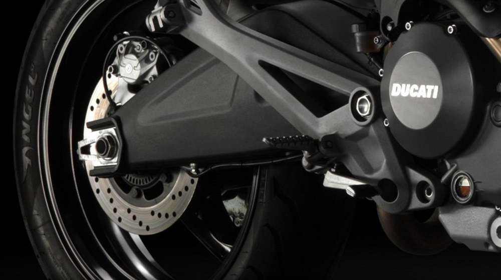 Kawasaki Z800 vs. Ducati Monster 795: Cuộc chiến bắt đầu So sanh Z800 va Monster 795 (1).jpg