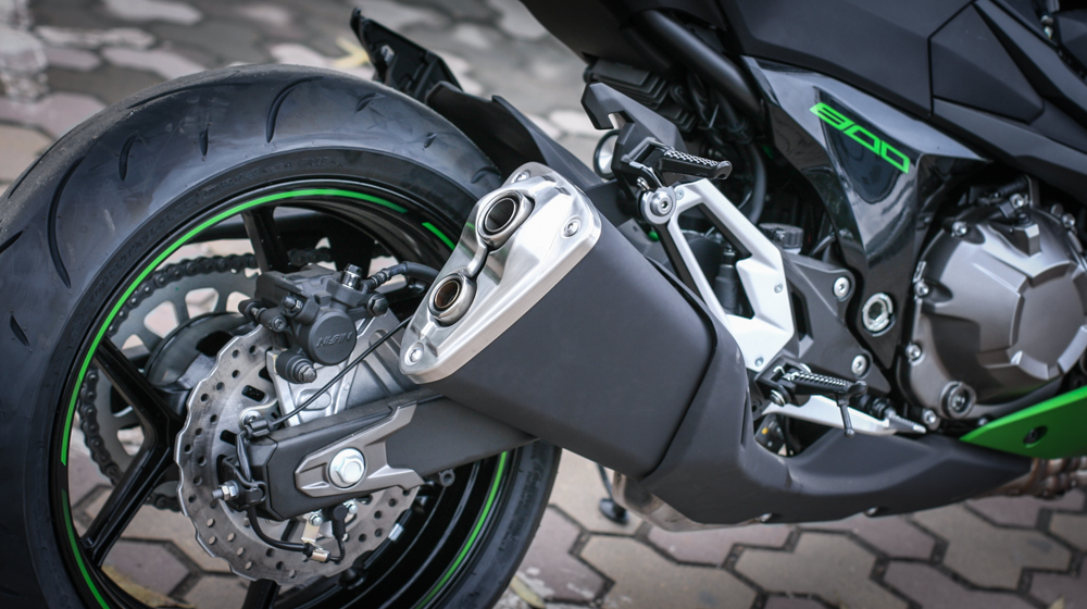 Kawasaki Z800 vs. Ducati Monster 795: Cuộc chiến bắt đầu So sanh Z800 va Monster 795 (8).jpg