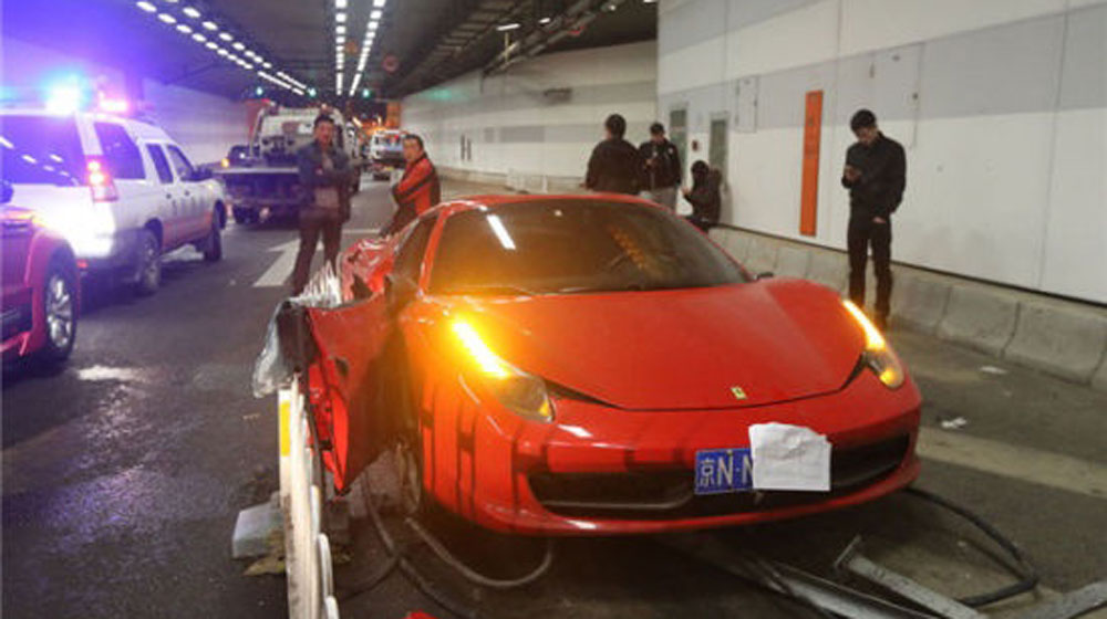 Đua xe trong hầm, sinh viên Trung Quốc phá nát Lamborghini và Ferrari tai nạn giao thông (4).jpg