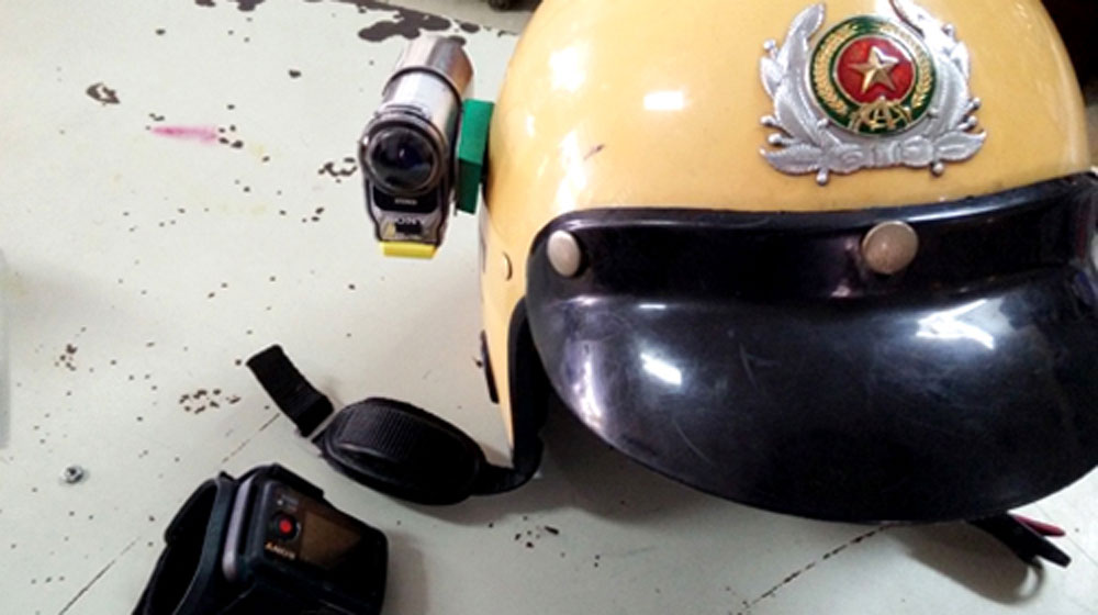 Camera trên mũ CSGT đối phó người vi phạm ở Sài Gòn camera-csgt.jpg