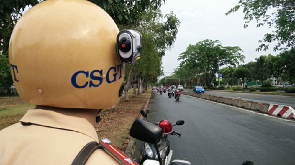 Camera trên mũ CSGT đối phó người vi phạm ở Sài Gòn matthan.jpg