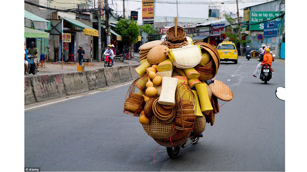 Tây ngỡ ngàng với xe máy ở Việt xe may viet nam (1).jpg