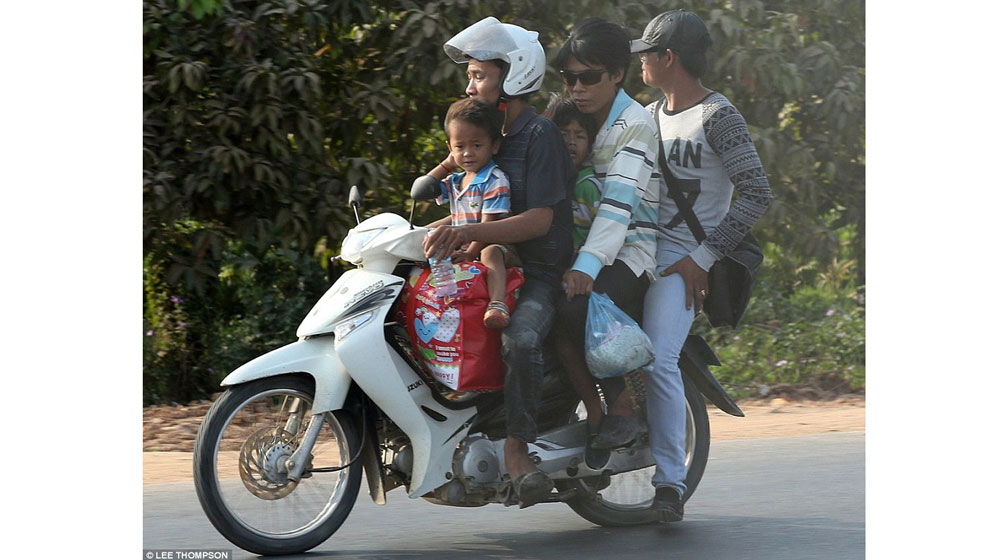 Tây ngỡ ngàng với xe máy ở Việt xe may viet nam (10).jpg