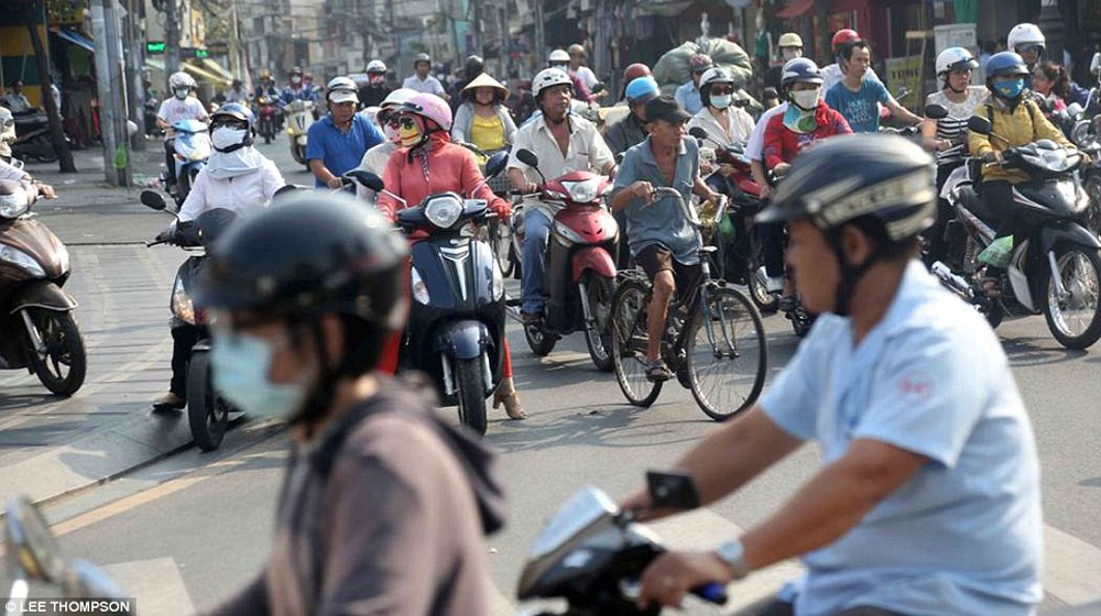 Tây ngỡ ngàng với xe máy ở Việt xe may viet nam (11).jpg