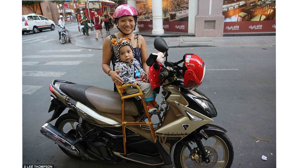 Tây ngỡ ngàng với xe máy ở Việt xe may viet nam (12).jpg