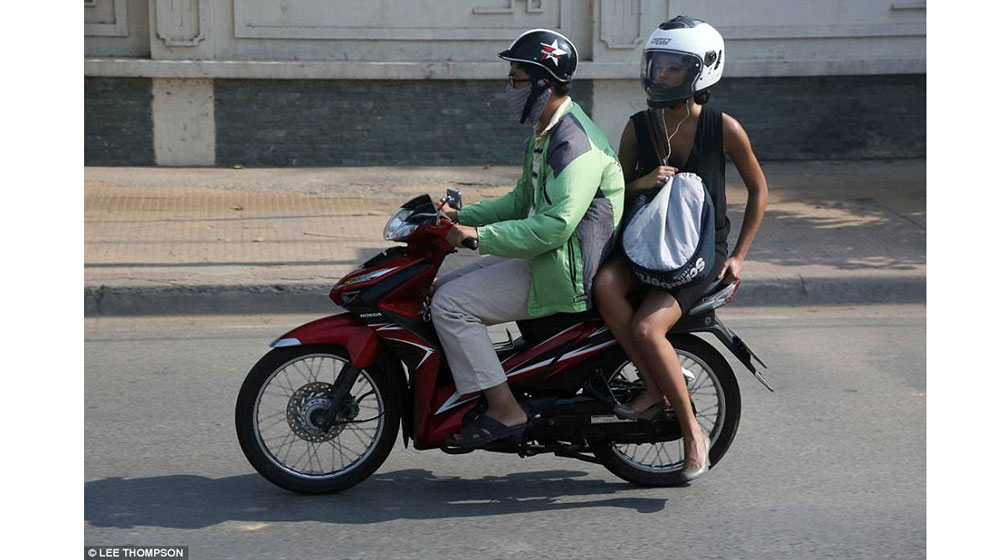 Tây ngỡ ngàng với xe máy ở Việt xe may viet nam (3).jpg