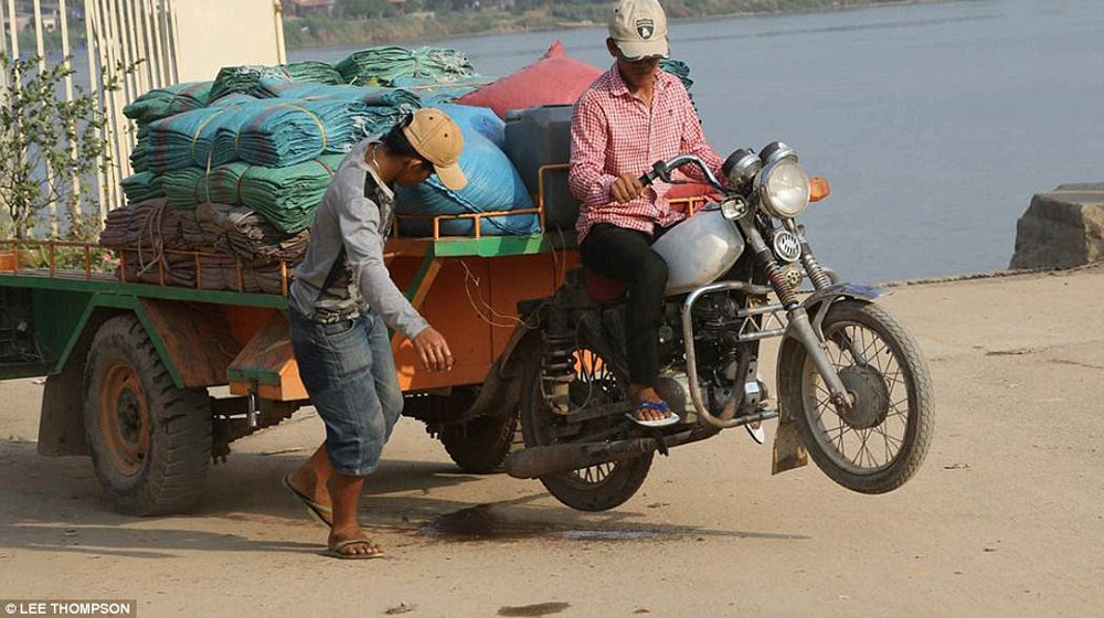 Tây ngỡ ngàng với xe máy ở Việt Nam xe may viet nam (7).jpg