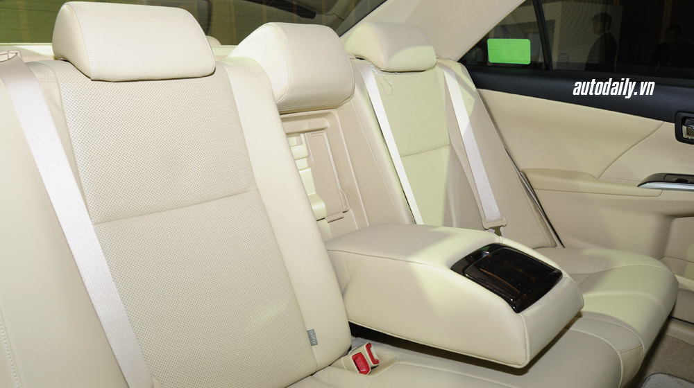 Ảnh chi tiết so sánh trực quan Toyota Camry 2015 và phiên bản cũ anh chi tiet camry 2015 (16).jpg