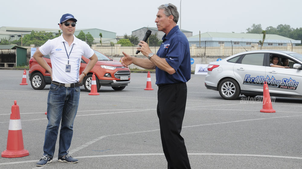 Ảnh chi tiết Ford Việt Nam hướng dẫn lái xe an toàn Ford_LXAT-(15).jpg