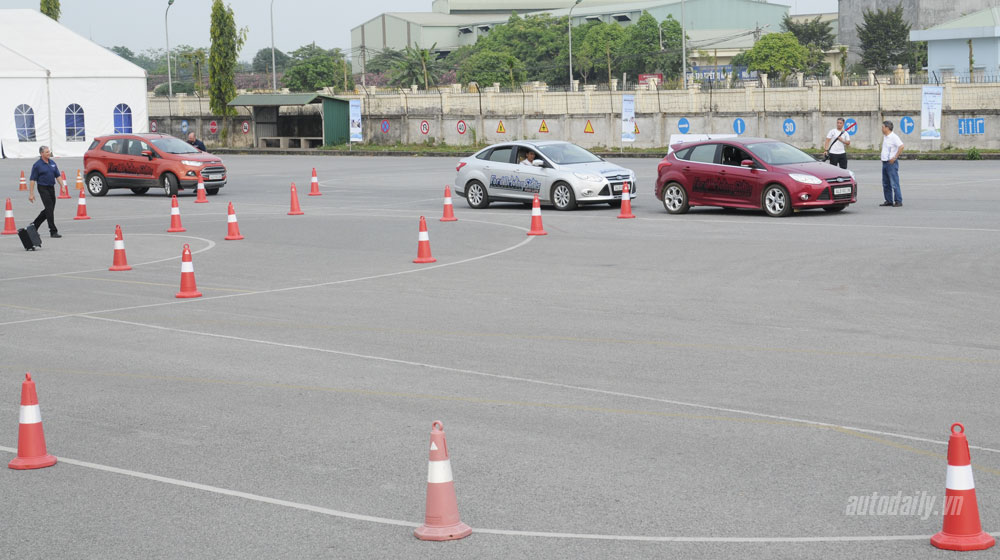 Ảnh chi tiết Ford Việt Nam hướng dẫn lái xe an toàn Ford_LXAT-(8).jpg