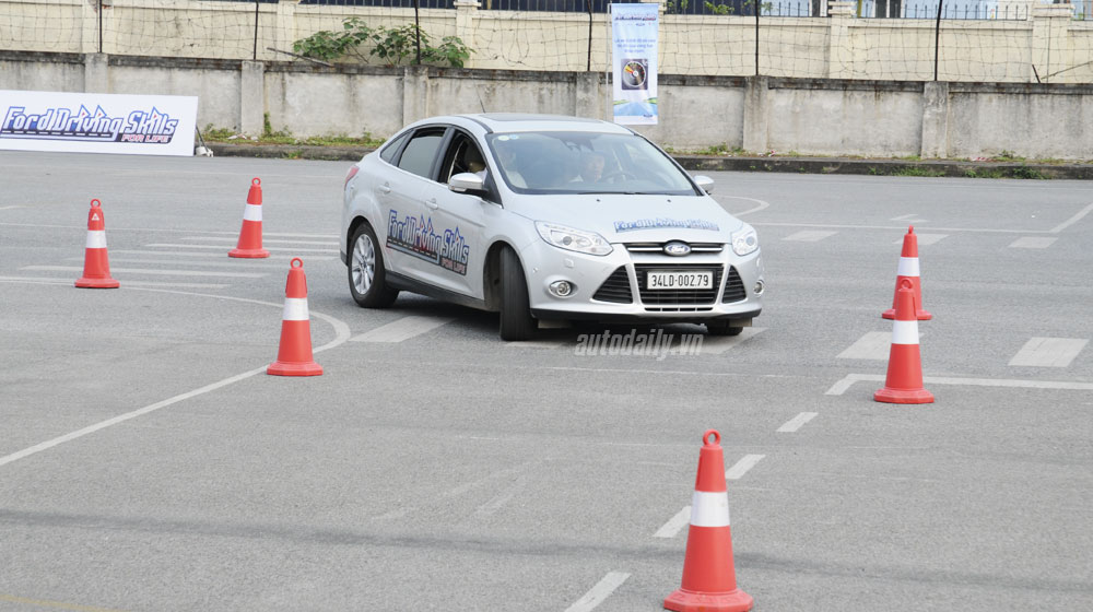 Ảnh chi tiết Ford Việt Nam hướng dẫn lái xe an toàn Ford_LXAT-(9).jpg