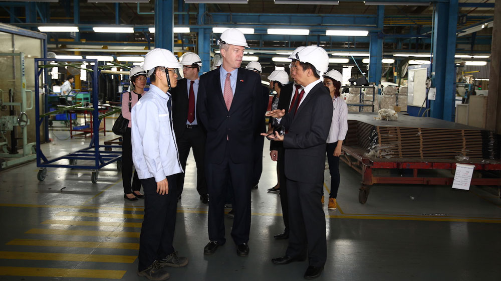 Đại sứ Mỹ tại Việt Nam tham quan nhà máy Ford Hải Dương Dai_Su_My_Ted_Tham_nha_may_Hai_duong.jpg