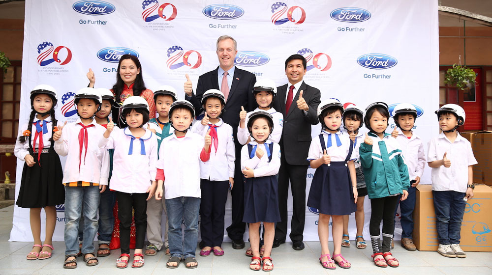 Đại sứ Mỹ tại Việt Nam tham quan nhà máy Ford Hải Dương Dai_su_My_Ted-_&_Tieu_hoc_Lai_cai_2.jpg