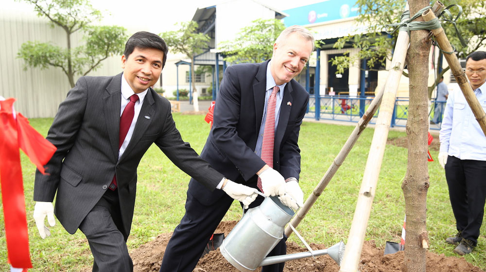 Đại sứ Mỹ tại Việt Nam tham quan nhà máy Ford Hải Dương Trong_Cay_tai_Nha_May_Ford_Hai_Duong_Ted.jpg