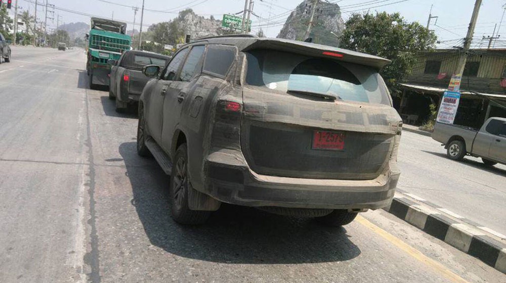 Toyota Fortuner 2016 tiếp tục lộ ảnh “nóng” 2016-Toyota-Fortuner-rear-quarter-spied-in-Thailand.jpg