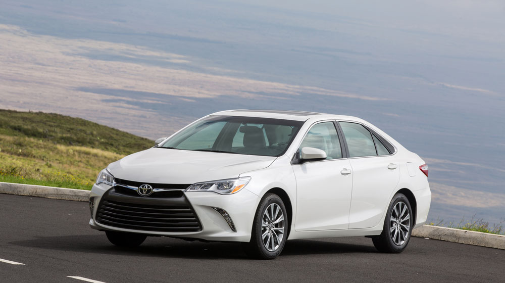Doanh số sedan hạng trung tháng 4: Camry tiếp tục “vô đối” 2015-toyota-camry-xle-front-three-quarters.jpg