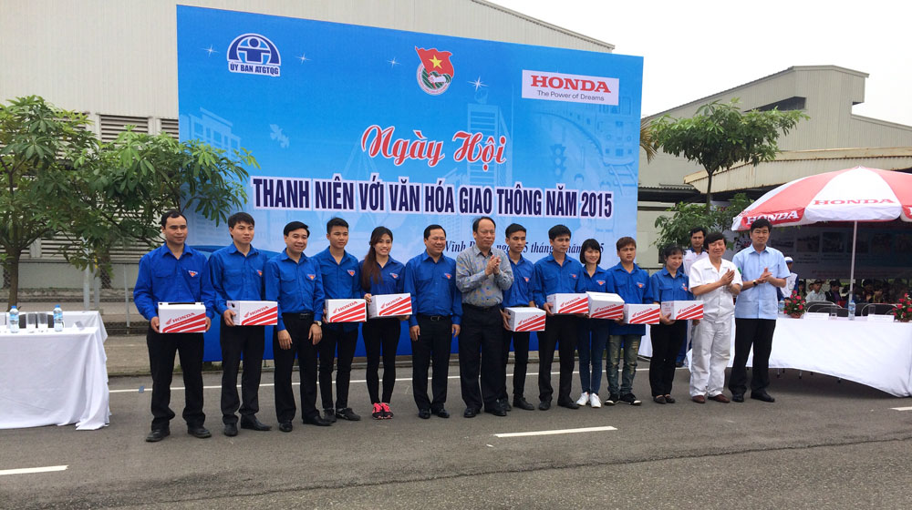 Honda Việt Nam đào tại kỹ thuật lái xe an toàn cho 100 Đoàn viên lxat-honda (2).jpg