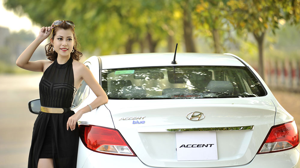 Người mẫu quyến rũ bên Hyundai Accent Blue Accent-Model-(10).jpg