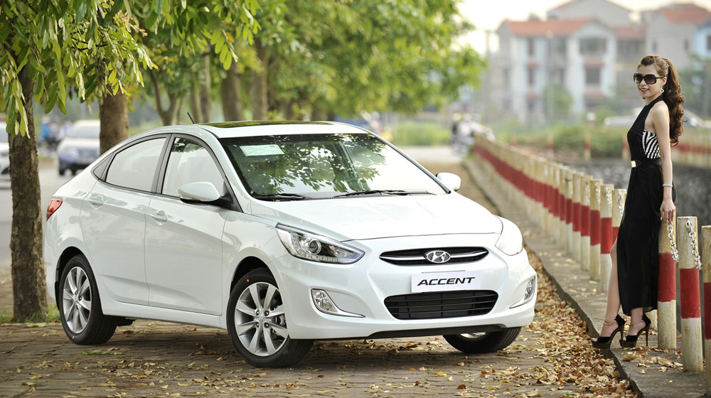 Người mẫu quyến rũ bên Hyundai Accent Blue Accent-Model-(16).jpg