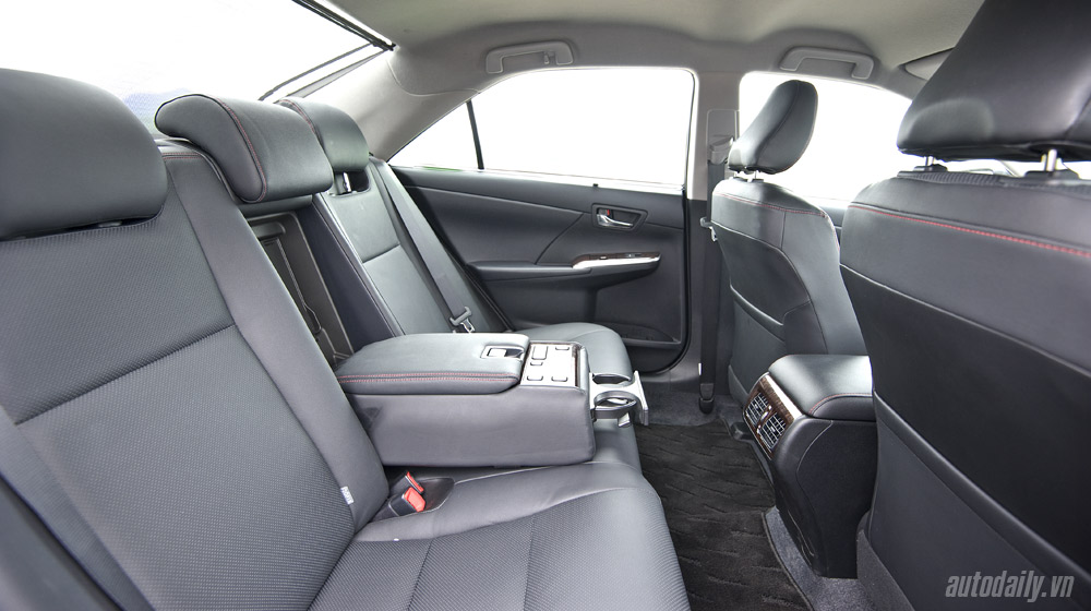 Ảnh nội thất Toyota Camry 2.5Q 2015 Toyota-Camry-2 (32).jpg